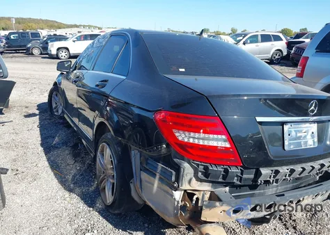 2013 Mercedes-Benz C 250 Luxury/Sport z USA, uszkodzony, nr VIN WDDGF4HB2DR266458